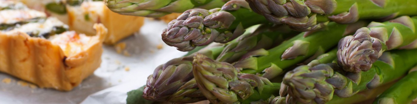 Spargel neben Spargeltorte