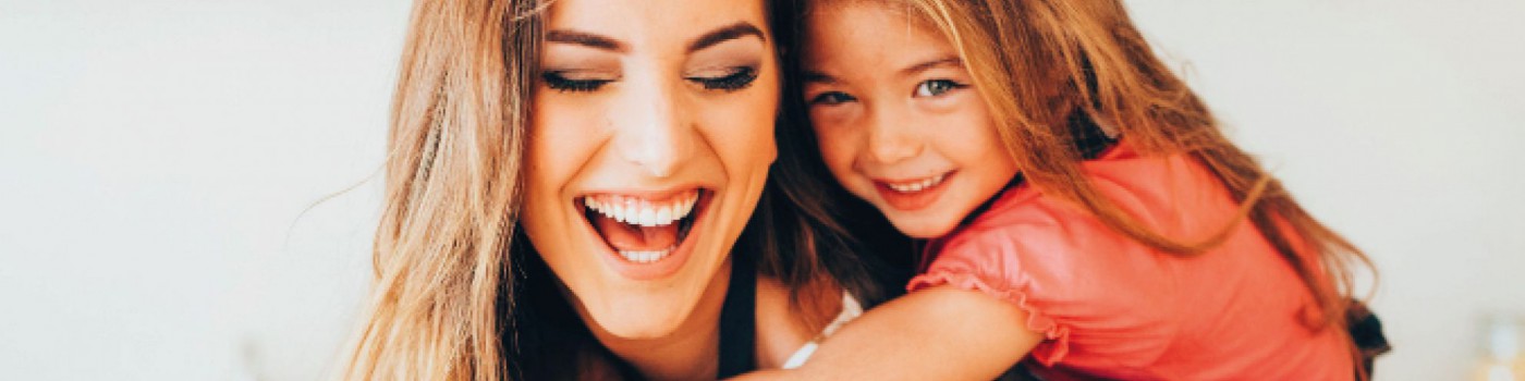 Muttertag: Mutter mit Tochter beim Lachen