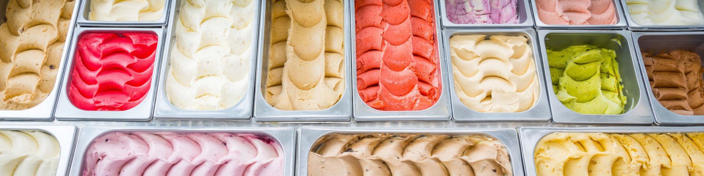 Eisvitrine mit bunten Eissorten