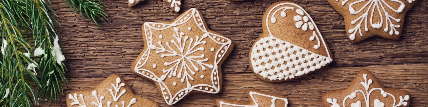 Lebkuchen auf Holzbrett dekoriert mit Tannenzweig