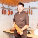 Bild anzeigen: Jürgen Walzer mit Wurststange