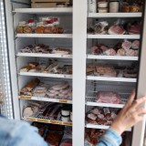 Bild anzeigen: Dorfladen Artstetten Kühlschrank mit Fleisch