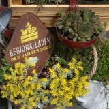 Bild anzeigen: Dorfladen Artstetten Blumenkorb mit Plakette