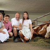 Bild anzeigen: Familie Dammerer im Stall