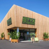 Bild anzeigen: World of Styx Welcome Center Gebäude außen
