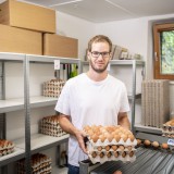 Bild anzeigen: Herr Unterweger im Eierverpackungsraum