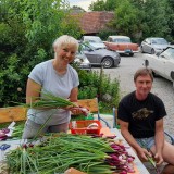 Bild anzeigen: Christa und Fritz Eppensteiner mit Gemüse am Tisch sitzend 