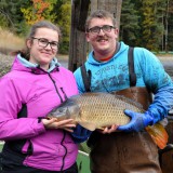 Bild anzeigen: Hofbauer Waldviertler Fische, Familie Hofbauer mit Karpfen