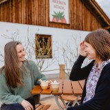 Bild anzeigen: Beeren Lehner, Damen sitzen beim Eiskaffee 