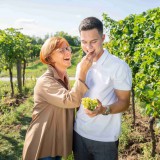 Bild anzeigen: Bioweingut Urbanihof ,Fr. Paschinger mit Sohn im Weingarten