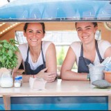 Bild anzeigen: Doris Wasserburger gemeinsam mit ihrer Tochter in ihrem Pasta-Wagen.