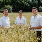 Bild anzeigen: Biohof Linsbauer; Familie Linsbauer im Getreidefeld