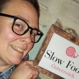 Bild anzeigen: Apfeldattlerei, Simone Prikowitsch mit Slow Food Schild