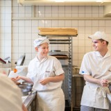 Bild anzeigen: Café Konditorei Raimitz, in der Backstube zwei Mitarbeiter bei der Arbeit