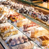 Bild anzeigen: Café Konditorei Raimitz, Kuchenvitrine mit vielfältigem Angebot