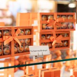 Bild anzeigen: Café Konditorei Raimitz, Wachauer Marillenkugel auf Vitrine 