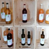 Bild anzeigen: Bio Obsthof Lindner, Flaschen mit Fruchtsaft im Holzregal
