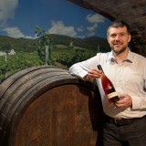 Bild anzeigen: Wertek Schlossberg, Herr Wertek mit Traubensaftflasche im Raritätenkeller