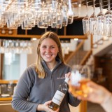 Bild anzeigen: Obsthof Altenriederer, Anna Altenriederer im Verkaufslokal