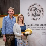 Bild anzeigen: Waldviertler Edelpilz, Familie Schöls mit Pilzteller in der Hand