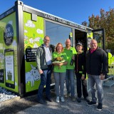 Bild anzeigen: Dorfladenbox Hofamt Priel, Betreiber vor der Dorfladenbox am Tag der Eröffnung