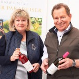 Bild anzeigen: Bioweinbau Peter Paradeiser, Peter und Barbara Paradeiser mit Weinflasche in der Hand
