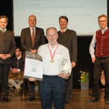 Bild anzeigen: Schwarzinger Öle, Herr Schwarzinger bei der Siegerehrung zum Ölkaiser in Wieselburg