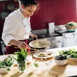 Bild anzeigen: Gasthaus Stocker, Gerda Stocker beim Kochen
