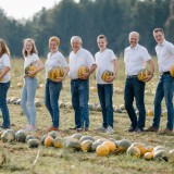Bild anzeigen: Kürbishof Metz, Team Kürbishof Metz auf dem Kürbisfeld