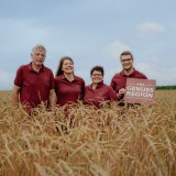 Bild anzeigen: Biohof Hofer, Familie Hofer im Getreidefeld