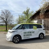 Bild anzeigen: BioBauernhof Böhm, Lieferbus mit Logo vor der Scheune 