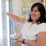 Bild anzeigen: Pepi Omas Speis, Frau Burger beim einräumen des Kühlschranks