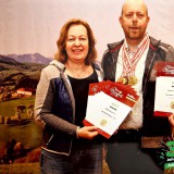 Bild anzeigen: Berginghof, Frau und Herr Plank mit Medaille bei Ab Hof Messe