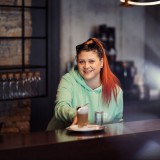 Bild anzeigen: Bedienung stellt Kaffee auf die Theke