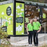 Bild anzeigen: Besitzer vor der Dorfladenbox