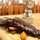 Bild anzeigen: Brett mit Ripperl und Ofenkartoffeln