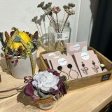 Bild anzeigen: Dekoration wie Ohrringe usw.