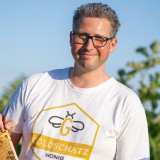 Bild anzeigen: Andreas Steiner mit Honigwabe in der Hand