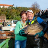 Bild anzeigen: Frau und Mann mit gro&szlig;em Fisch in der Hand