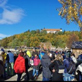 Bild anzeigen: Menschenmengen am Teich