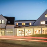 Bild anzeigen: Gesch&auml;ftslokal im dunkeln sch&ouml;n beleuchtet