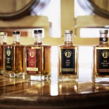 Bild anzeigen: sechs Whiskyflaschen