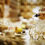Bild anzeigen: Whisky wir in ein Whiskyglas eingeschenkt
