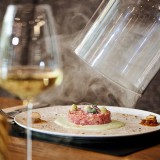 Bild anzeigen: Beef Tartar sch&ouml;n angerichtet, rauch