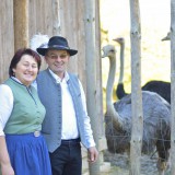 Bild anzeigen: Herr und Frau Halmer vor dem Strau&szlig;enstall