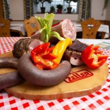 Bild anzeigen: Fleischplatte mit Blutwurst und Paprika