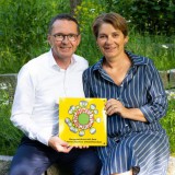 Bild anzeigen: Herr und Frau Loichtl mit Tafel in der Hand