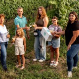 Bild anzeigen: Familie Berger im Weingarten, Familienfoto