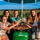 Bild anzeigen: Familie Berger im Weingarten, Familienfoto