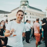 Bild anzeigen: Christoph Zein mit einer Flasche B&auml;rnstein in der Hand